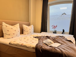 Schlafzimmer mit Doppelbett