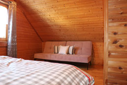 Schlafzimmer mit Doppelbettcouch