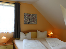 Schlafzimmer mit 2x2m Doppelbett
